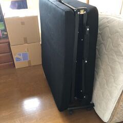折り畳み式ベッド　車で二人以上できてください。