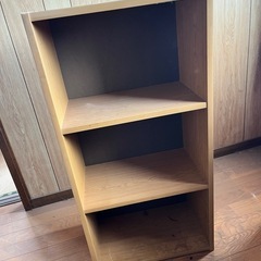 古びたカラーボックス