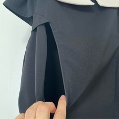 授乳中、マタニティのフォーマルワンピースにベージュの取り外しできる襟ジャケットセットの画像