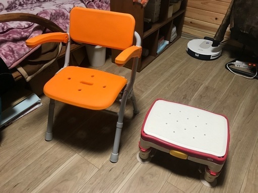 介護用品、お風呂用シャワーイスと浴槽台2点まとめてです。