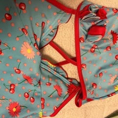 女の子用水着　130サイズ　2点セット　1点は新品　1点はおそろい帽子セット　女児の画像