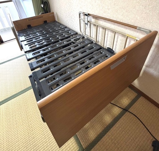 美品パラマウントベッド　3モーター KQ-63330 移動キャスター、サイドレール付き