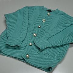 グリーンのカーディガン