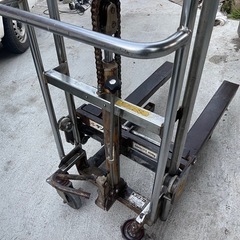 最大積載400kgハンドフォークリフト固定脚油圧ハンドポンプパレットスタッカー手動リフトトラックフォークリフト 油圧ペダル式 テーブル付きの画像