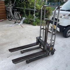 最大積載400kgハンドフォークリフト固定脚油圧ハンドポンプパレットスタッカー手動リフトトラックフォークリフト 油圧ペダル式 テーブル付きの画像
