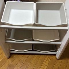 おもちゃの棚