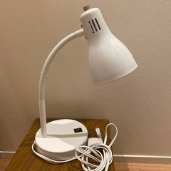 ニトリ　ランプ　白のデスクランプ　ライト