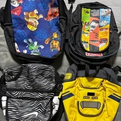 リュック、トランポリン、ショベルカー