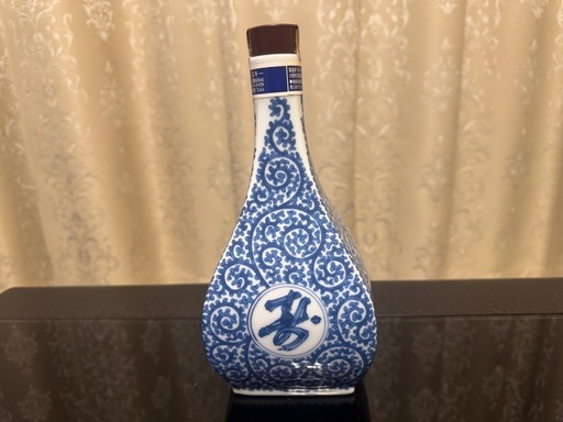 サントリー ピュアモルトウイスキー　白州12年 有田焼染付蛸唐草兎文瓶 箱付き サントリー ピュアモルトウイスキー 白州12年 有田焼染付蛸唐草