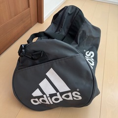 adidasボストンバッグの画像