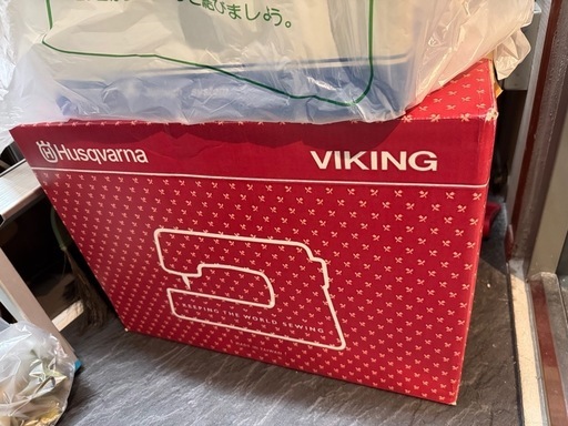 Husqvarna Viking エメラルド116＆専用テーブル付き
