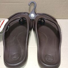 新品 クロックス サンダル M7 26cm向け ブラウンの画像