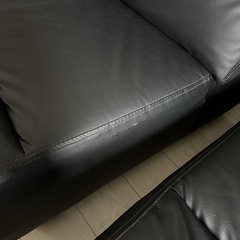 三人掛けブラックソフトレザーソファの画像