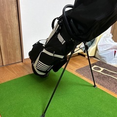 キャディバッグ ブラック/ホワイト ストライプデザインの画像