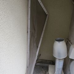 廃材：洗濯台の台のコンクリ部のみ・なぞの金属板・サッシだったもの？