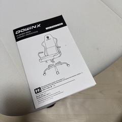 ゲーミングチェア、デスクセットの画像