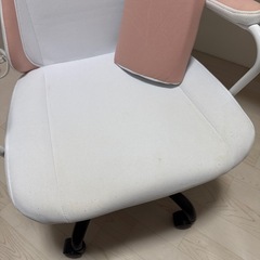 ゲーミングチェア、デスクセットの画像