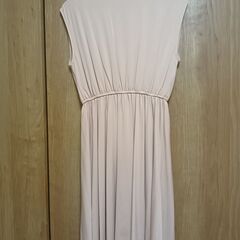 ■新品!!未使用!!■ワンピース■上半身のプリーツが上品なデザイン■優しいピンクベージュ■ストレッチ素材で着やすい■の画像