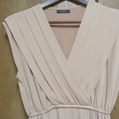 ■新品!!未使用!!■ワンピース■上半身のプリーツが上品なデザイン■優しいピンクベージュ■ストレッチ素材で着やすい■の画像