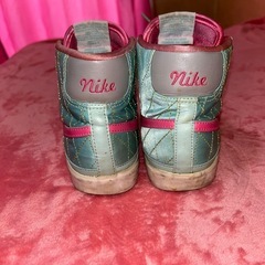 NIKE ハイカットスニーカー  水色×ピンクの画像