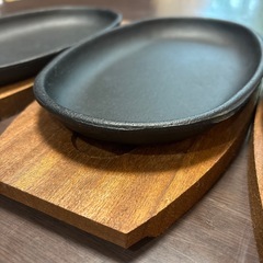 【未使用】昭和の厚みの鉄板 ステーキ ハンバーグ鉄板 木皿 取手付き キャンプにも！3個セットの画像