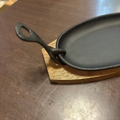 【未使用】昭和の厚みの鉄板 ステーキ ハンバーグ鉄板 木皿 取手付き キャンプにも！3個セットの画像