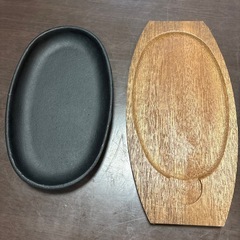 【未使用】昭和の厚みの鉄板 ステーキ ハンバーグ鉄板 木皿 取手付き キャンプにも！3個セットの画像