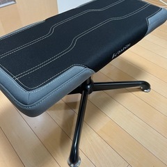 Bauhutte製　オットマン