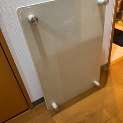 ガラスの折り畳みテーブル