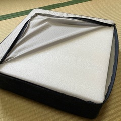 ニトリ　重ねて使えるスタッキングクッション（デニム）の画像