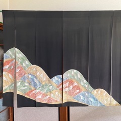 着物リメイク暖簾、留袖、山の風景、横〜127–丈〜100!
の画像