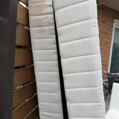 脚付きマットレス2台の画像