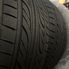 R18のタイヤ付きのキレイなアルミホイールの画像