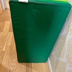 DABADA（ダバダ） 折りたたみ 鉄棒 と　IKEAマット
の画像