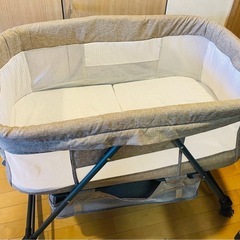 ベビーベッド タイヤ付き美品 