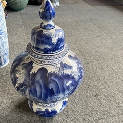 青と白の陶器 蓋付き壺