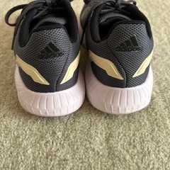 アディダス　ランニングシューズの画像
