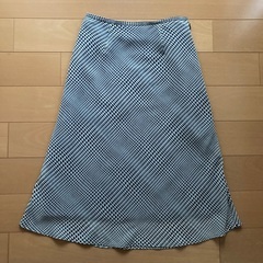 スカート　白黒の画像