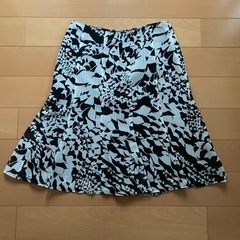 スカート　白黒の画像
