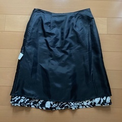 スカート　白黒の画像