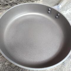 吉岡　アルミニウム製フライパン中古　26cm　吊り下げられますの画像