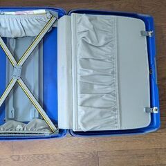 無料　古いサムソナイトのスーツケース　紫色の画像