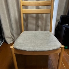 テーブルとイスのセットの画像