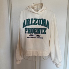 白ロゴパーカー