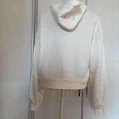 白ロゴパーカーの画像