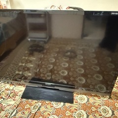 SHARP製の大画面テレビの画像