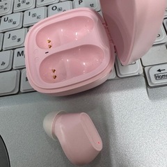 小型イヤホンBluetooth ケースと片耳(左)の画像
