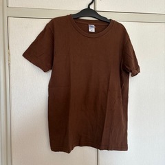 ブラウンTシャツ