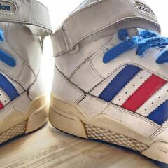 adidasハイカットスニーカーの画像
