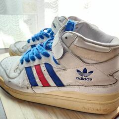 adidasハイカットスニーカーの画像